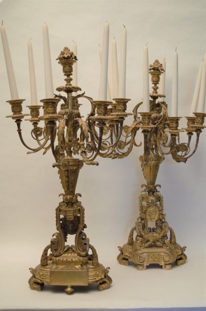 null Paire de candélabres en bronze doré à sept bras de lumières à décor Néoclassique....
