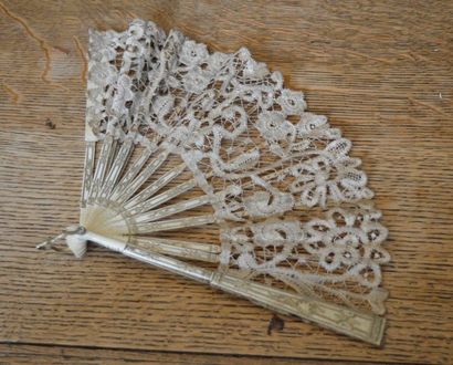 null Ivory and Bruges lace fan. L : 42 cm 