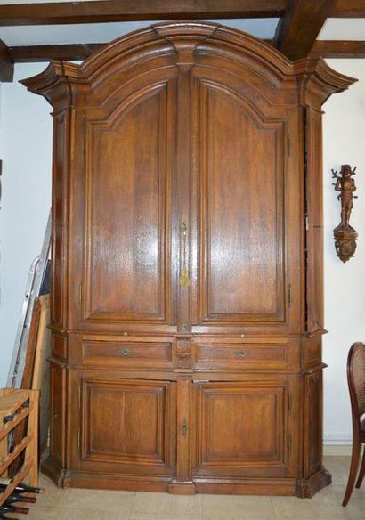 null Importante armoire en bois naturel mouluré et sculpté, ouvrant par deux vantaux...