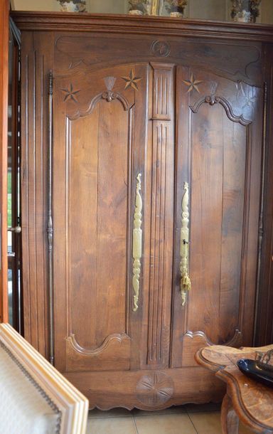 null Moulded and carved natural wood cabinet, opening by two leaves with marquetry...