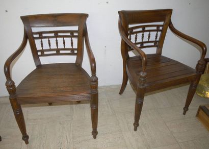 null Suite de 3 fauteuils en bois naturel, assise en bois et dossier ajouré à décor...