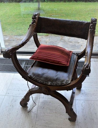 null Paire de fauteuils dits « Dagobert » en bois naturel mouluré et sculpté, décoré...