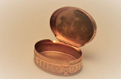 null Gold snuffbox, oval in shape with rich all-sided decoration composed of three...