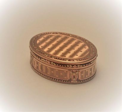 null Gold snuffbox, oval in shape with rich all-sided decoration composed of three...