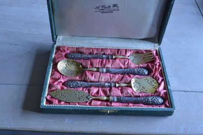 null A gilt metal and silver handle 2nd title mignardise service in their case. Germany...