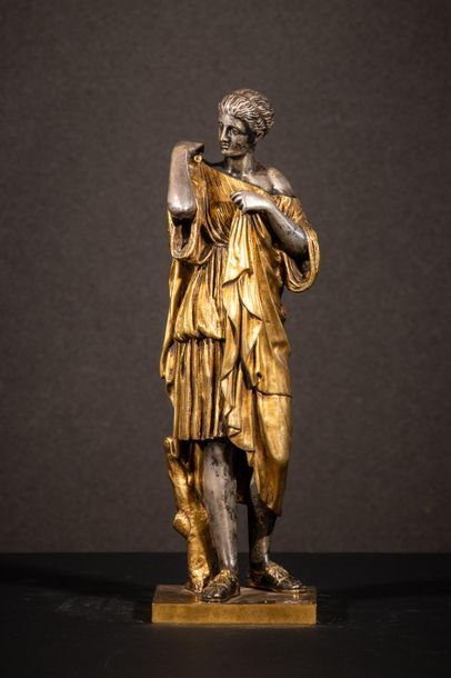 null Diane de Gabies
Sculpture en bronze doré et argenté. Titré sur le socle à gauche.
Travail...