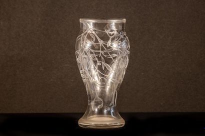 null MAISON BACCARAT (Attribué à)
Vase en cristal épais translucide taillé et gravé...