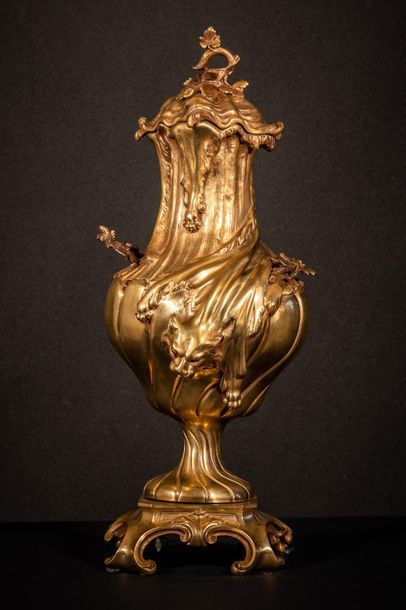 null Vase couvert « au manteau d’Hercule ».
Vase en bronze doré à décor de cartouche...