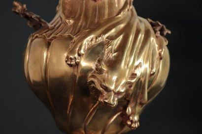 null Vase couvert « au manteau d’Hercule ».
Vase en bronze doré à décor de cartouche...