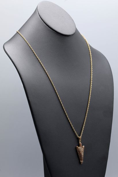 null 18K yellow gold chain link, length: 60cm. A pendant mounted on yellow gold set...