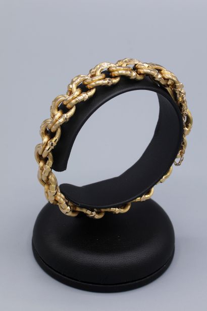 null 
Bracelet in 18K yellow gold double link, with safety chain. Length: 18cm, weight:...
