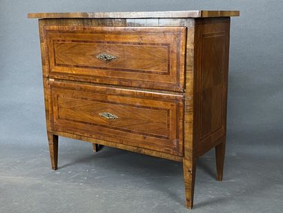 null 
Chest of drawers opening by two drawers in front, with rosewood veneer decoration...