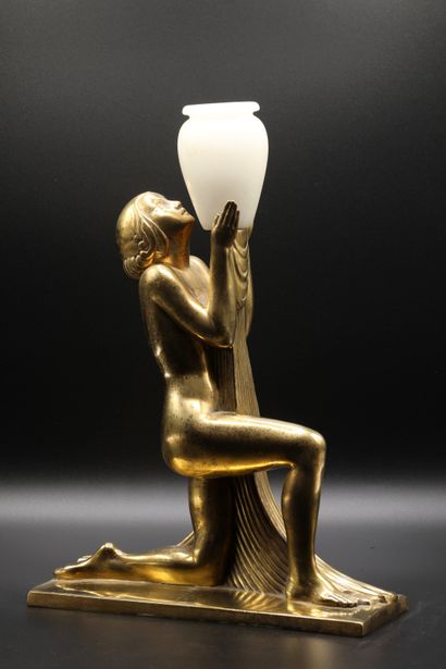 null 
RAYMONDE GUERBE (1894-1995)
Lampe en bronze doré figurant une femme agenouillée...