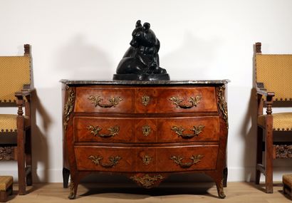 null 
Tomb Chest of drawers opening by three drawers on the front with rosewood veneer...