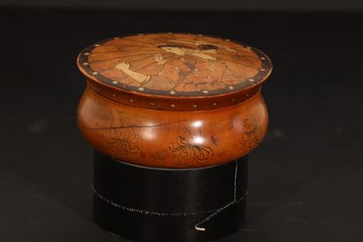 null 
Circular box or candy box in boxwood with a fine painted decoration showing...