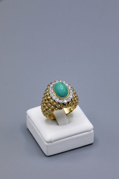 null Ring in 18K yellow gold with mesh cord decoration set with a turquoise cabochon...