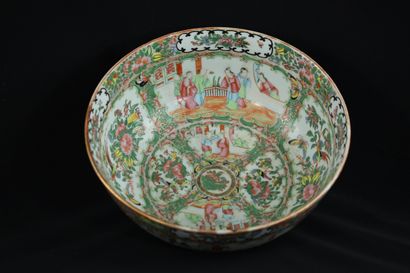  Grand bol en porcelaine de Canton à décor de cartouches représentant des personnages...
