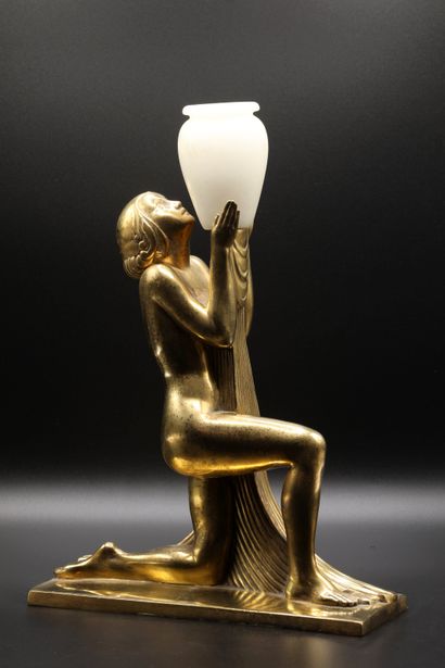 null 
RAYMONDE GUERBE (1894-1995)
Lampe en bronze doré figurant une femme agenouillée...