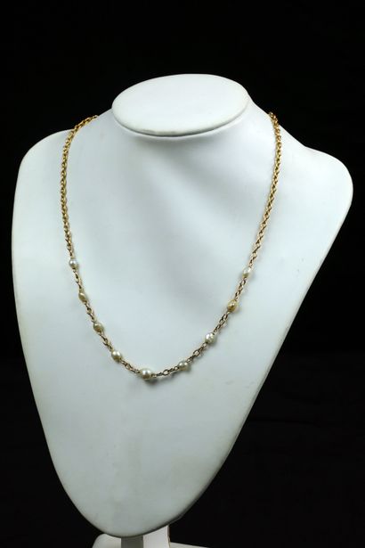 null Necklace in 18K yellow gold, alternating mesh of 7 falling baroque pearls, diameter...