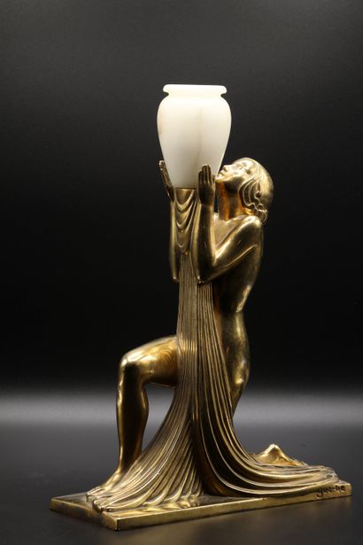 null 
RAYMONDE GUERBE (1894-1995)
Lampe en bronze doré figurant une femme agenouillée...