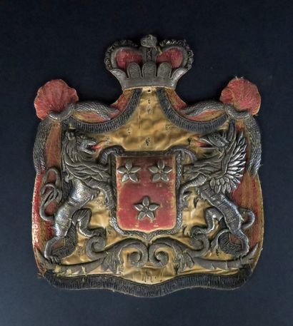 null 
Exceptionnel blason des Princes d’Arenberg. Broderie en bas-relief en fils...