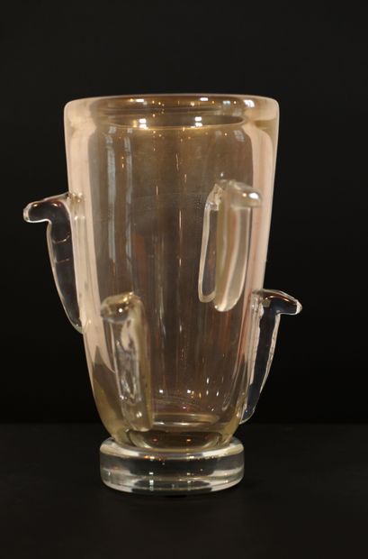 null 
SEGUSO (XXe siècle) 
Grand vase en verre de Murano finement poudré d’or reposant...