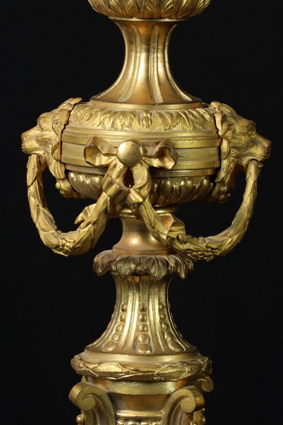 null 
Garniture de cheminée de style Louis XVI en bronze doré et ciselé composée...