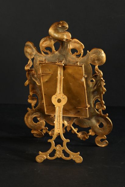  Cadre photo sur pied en bronze doré ajouré de style Renaissance à décor de chérubins,...