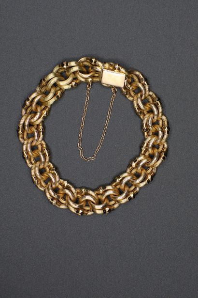 null 
Bracelet in 18K yellow gold double link, with safety chain. Length: 18cm, weight:...