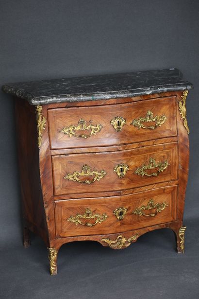 null 
Small curved chest of drawers with three drawers in front. Rosewood veneer...