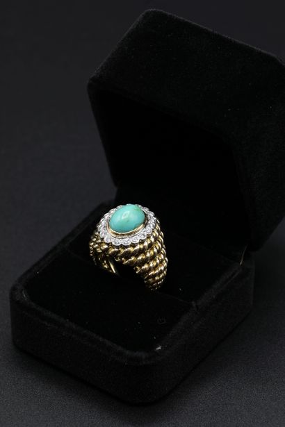 null Ring in 18K yellow gold with mesh cord decoration set with a turquoise cabochon...