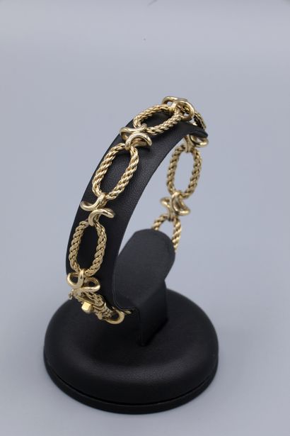 null Bracelet en or jaune 18K maille ovale corde alternée en « X ». Huit de sécurité....