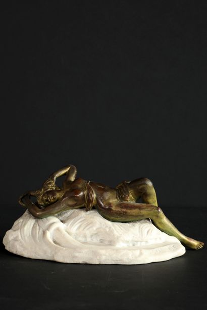  Sculpture en bronze patiné doré représentant une femme alanguie reposant sur un...