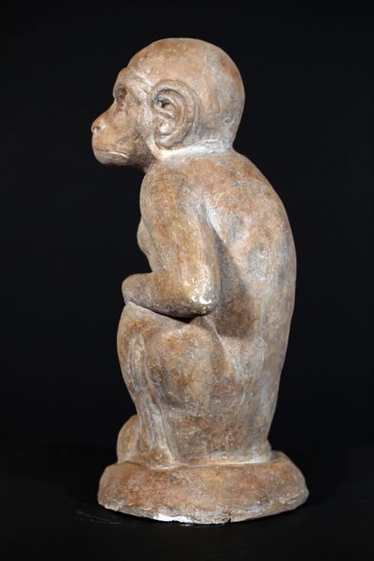 null 
Sculpture en terre cuite patinée blanc/gris représentant un singe assis reposant...