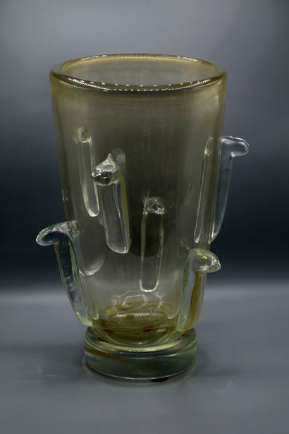 null 
SEGUSO (XXe siècle) 
Grand vase en verre de Murano finement poudré d’or reposant...