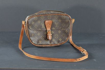 null 
LOUIS VUITTON. Small shoulder bag in monogrammed oilcloth. 19 x 26 cm.
Wear...