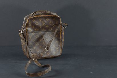 null 
LOUIS VUITTON. Clutch bag in monogrammed waxed canvas. 27 x 20 cm. Wear and...