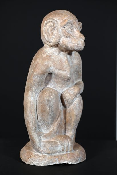 null 
Sculpture en terre cuite patinée blanc/gris représentant un singe assis reposant...