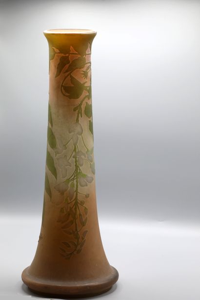 null 
EMILE GALLÉ (1846-1904)
Grand vase à large base bulbée en verre multicouche...