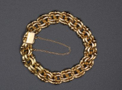 null 
Bracelet in 18K yellow gold double link, with safety chain. Length: 18cm, weight:...