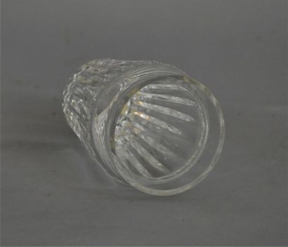 null BACCARAT. Small vase signed on the back. (chip). Height : 10,5 cm.