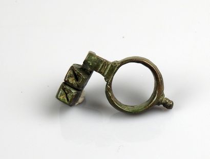 Nice key ring 
Bronze Finger size 47 4 cm...