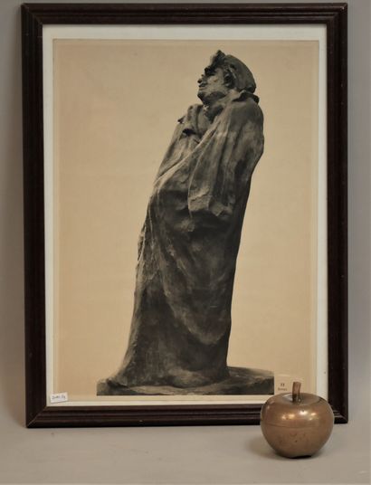 null Lot of two photographs showing a Statue of Balzac by Rodin (black and white)...