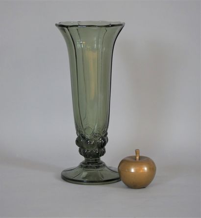 null VAL SAINT LAMBERT. Large green glass vase, Art Deco decoration, signed on the...