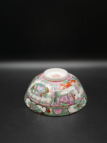 null CHINA, Canton, early 20th century. Guangcai enameled porcelain bowl with an...