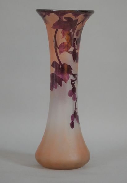 null LEGRAS, Vase soliflore à décor de pampre violine gravé à l'acide. Haut.: 35...