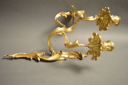 null Belle paire d’appliques en bronze doré de style Louis XV à trois bras de lumières....