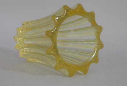 null Pierre D'AVESN (1901-1990). Vase rayonnant en verre jaune, préssé et moulé,...
