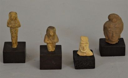 null Lot of four small modern sculptures including a Chaouabti (H :10 cm) ;

half...