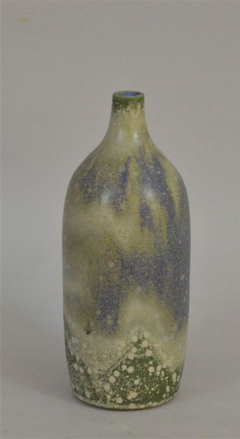 null Vase bouteille à col rétréci en grès polychrome 

Travail français du Xxe siècle

Porte...